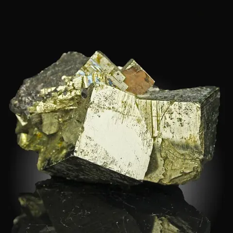 BOVENKANT! Pyriet Kristalen - 5.9×3.9×3.9 cm - 165.4 g