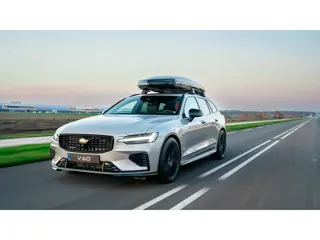 Volvo V60 T6 Plug-in hybrid AWD Ultra Dark / Custom made Black Sheep uitvoering / Exterior Styling K