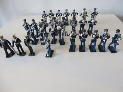 Onkend - Militaire kapel - Tinnen figuren - Militaire