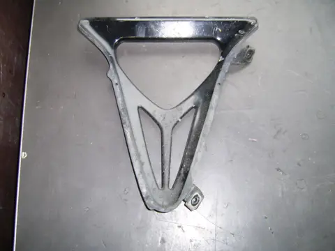 Cowl V shape under Yamaha YZF R6 1998 - 2002