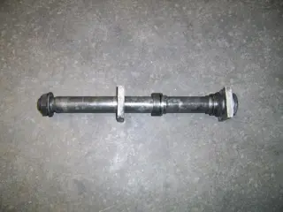 Rear axle Suzuki GSX R 750 1996 - 2000