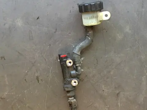 Rear brake master cylinder  Yamaha XJ 600 Diversion 1997 - 2001