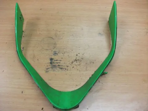 Cowl V shape under Kawasaki ZX 9 R 1998 - 1999
