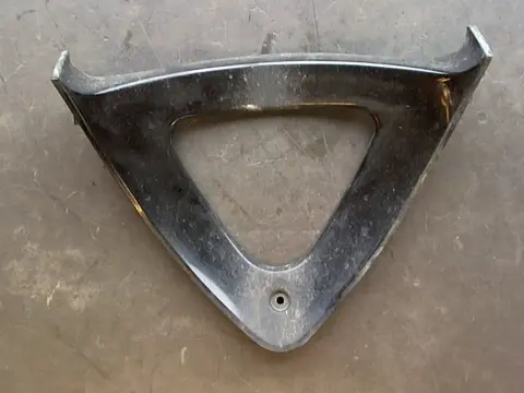 Cowl V shape under Kawasaki ZXR 750 1993 - 1996