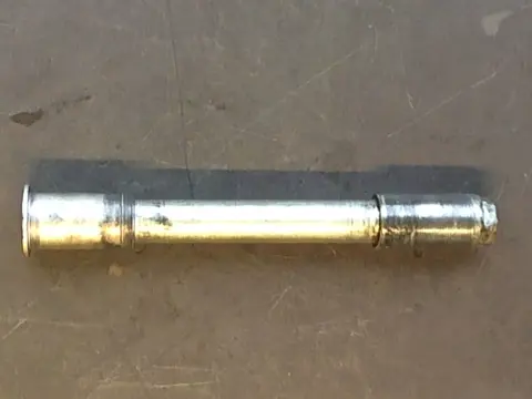 Axle front Suzuki GSX R 750 1996 - 2000