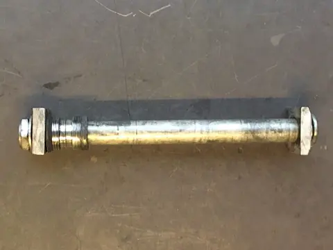 Rear axle Suzuki GSX R 750 1996 - 2000