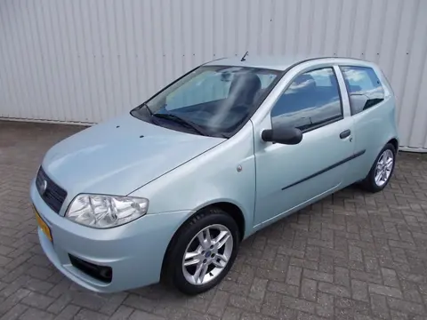 Fiat Punto 1.2 Navigator Airco ( APK KEURING BIJ AFLEVERING! )