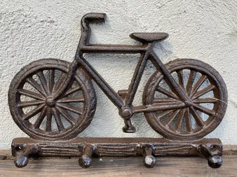 GIETIJZEREN KEUKENDOEKEN (HAAK) REKJE FIETS NIEUW