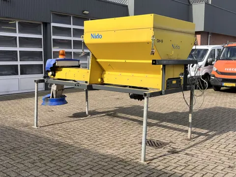 Nido zoutstrooier Stratos met Bedieningskast Wielaandrijving 1.5 M³ Inhoud Strooiwagen Strooier Zout