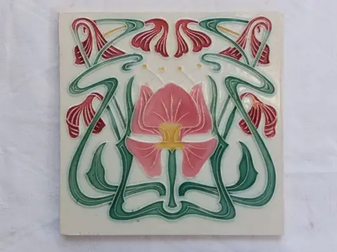 Societé Morialmé - Jugendstil art nouveau tegel met daarop