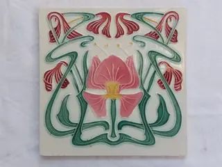 Societé Morialmé - Jugendstil art nouveau tegel met daarop