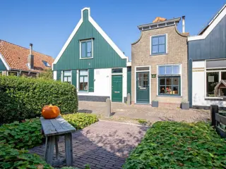 Het huisje ligt aan de dijk in het vissersdorp Oudeschild