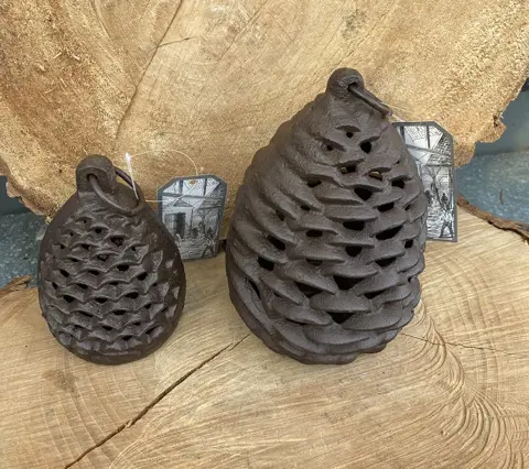 GIETIJZEREN LANTAARN DENNENAPPEL M NIEUW