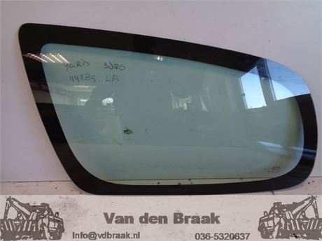 Toyota Yaris 3 drs 1999-2005 Zijruit links achter