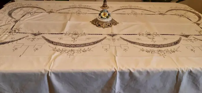 Groot geborduurd tafelkleed met handgemaakte uitsparingen