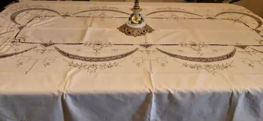 Groot geborduurd tafelkleed met handgemaakte uitsparingen