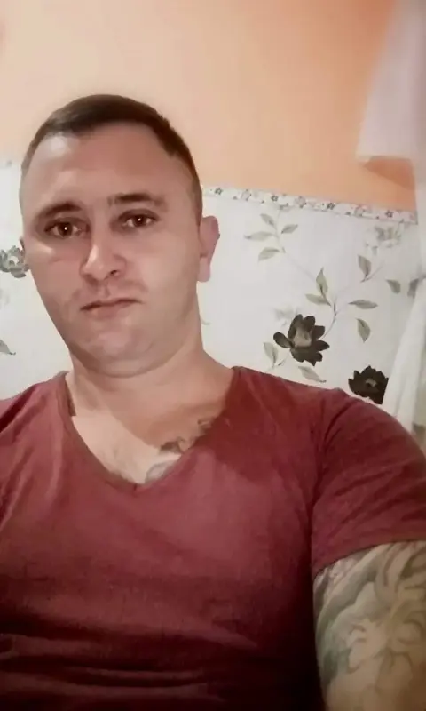 Sociaal lief jongen, zoekt een lief jongen.