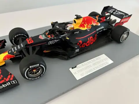 Spark - 1:18 - Max Verstappen GP England 2019 - James Bond versie 007- RB15