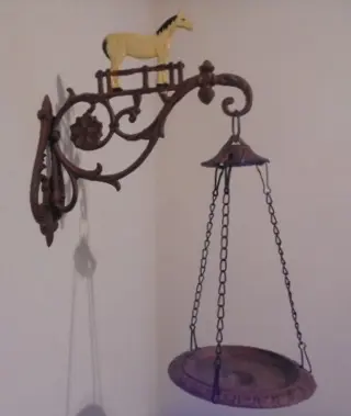 GIETIJZEREN MUURHANGVOGELBADJE PAARD NIEUW