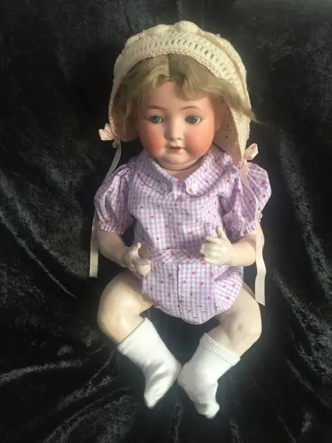 Prachtige antieke babypop - met porseleinen hoofd -