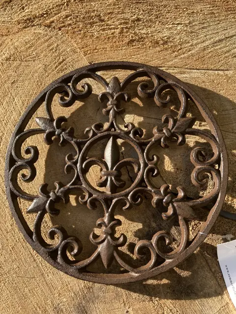 GIETIJZEREN ONDERZETTER KLASSIEK FRANSE LELIE DIA 17,5 CM Nieuw