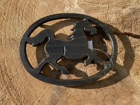 GIETIJZEREN ONDERZETTER OVAAL PAARD ZWART 18,5 CM Nieuw