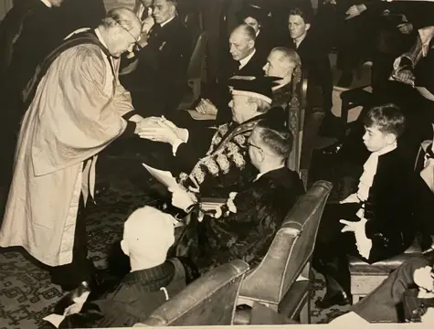 Keystone - Winston Churchill presenteert eredoctoraat aan