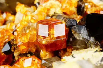 Big GANETS var SPESSARTITE met SMOKY QUARTZ - fluorescerend