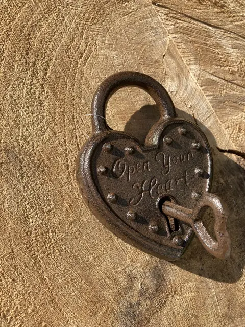 GIETIJZEREN SLEUTEL HANGSLOT HART MET TEKST NIEUW