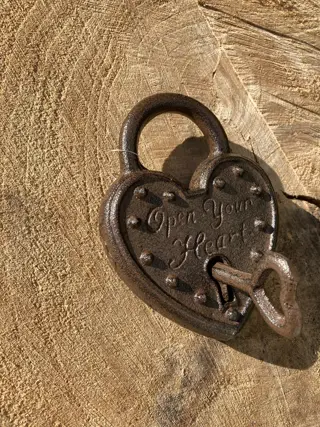 GIETIJZEREN SLEUTEL HANGSLOT HART MET TEKST NIEUW