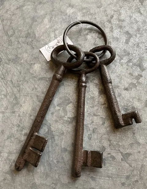 GIETIJZEREN SLEUTELBOS 3 st GROOT STRAK NIEUW
