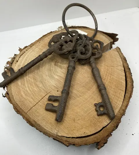 GIETIJZEREN SLEUTELBOS 3 st KLASSIEK 2 NIEUW