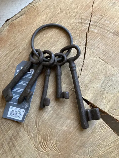 GIETIJZEREN SLEUTELBOS 5-delig NIEUW