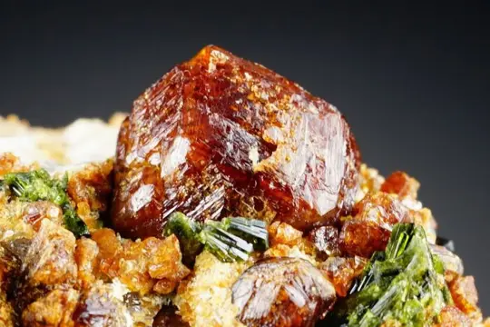 GARNET var HESSONITE goed gevormd met DIOPSIDE - geen