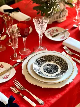 Tafelkleed met damast brokaat, rode kleur. 2,70 x 1,80 "