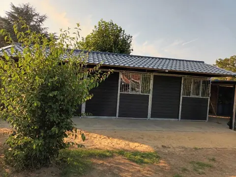 Authentieke onderhouds vrije paardenstal