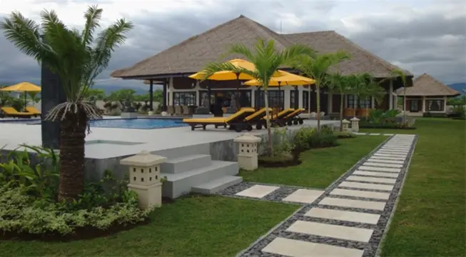 Te huur luxe villa op Bali direct aan zee