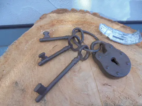 GIETIJZEREN SLEUTELBOS MET SLOT NIEUW