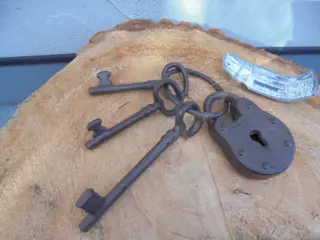 GIETIJZEREN SLEUTELBOS MET SLOT NIEUW