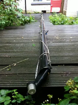 Mast incl top licht 730cm + giek + 2x zeilen in goede staat