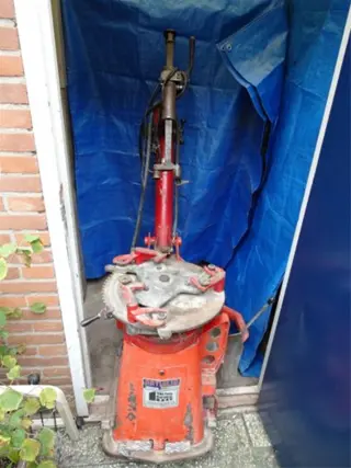 Te koop aangeboden bandendemonteerapparaat 220 v.