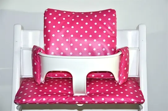 Fuchsia polka kussen voor tripp trapp kinderstoel!