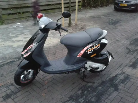 Zeer nette dealer onderhouden piaggio zip 4t