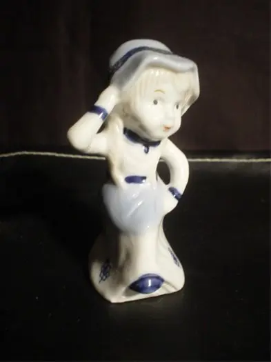 Beeldje meisje in kleding rond 1850 ,Italie, jr.60, 9.5 cm