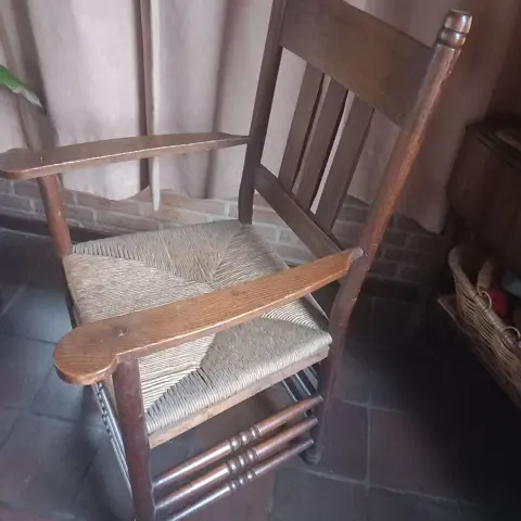 Eiken stoel met armleuning, oud - biezen zitting, i.p.st. - zit prettig, m.n. voor oudere - DOE EEN