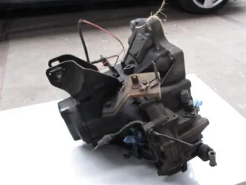 Mazda 323 1.5 16 v fastbreak Versnellingsbak