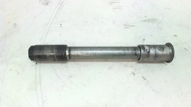 Axle front Suzuki GSX R 600 1995 - 2000