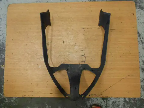 Cowl V shape under Honda VFR 800 I 2002 - 2013