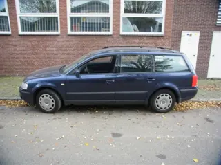 Volkswagen Passat 1.8 Stationwagon Plaatwerk kleur blauw