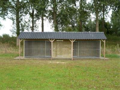 Te koop houten hondenkennel